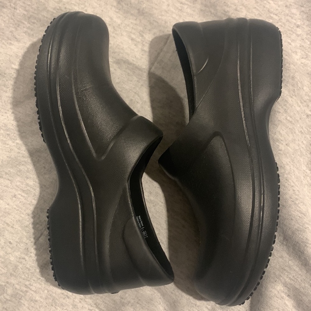 Crocs Slip Resistant Closed Toe Clogs, Healthcare… - image 2